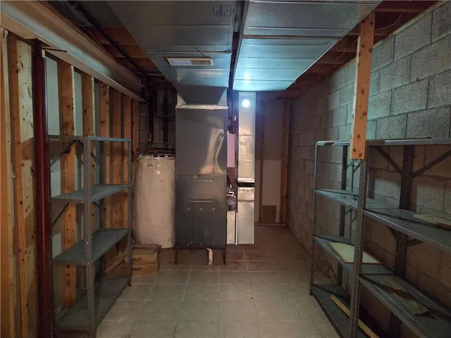 a view of livingroom with furniture