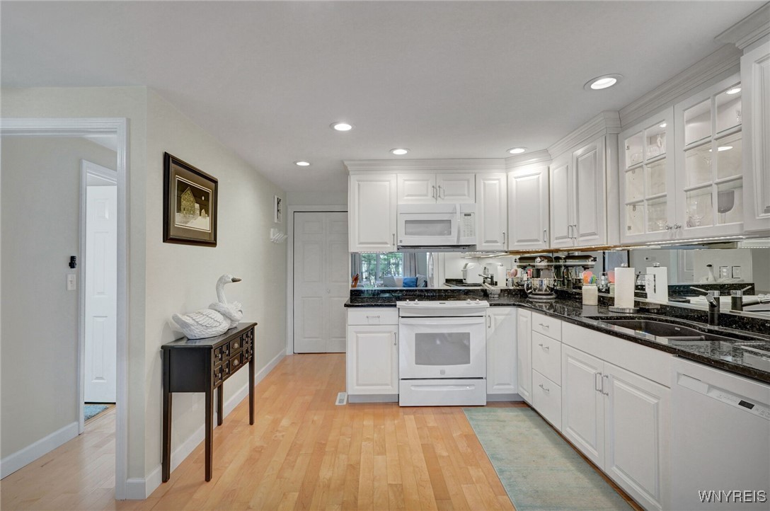 270 Buffalo Road, Unit 86 East Aurora, NY 14052 - Photo 3 of 30 Beautiful granite counters with contrasting self c