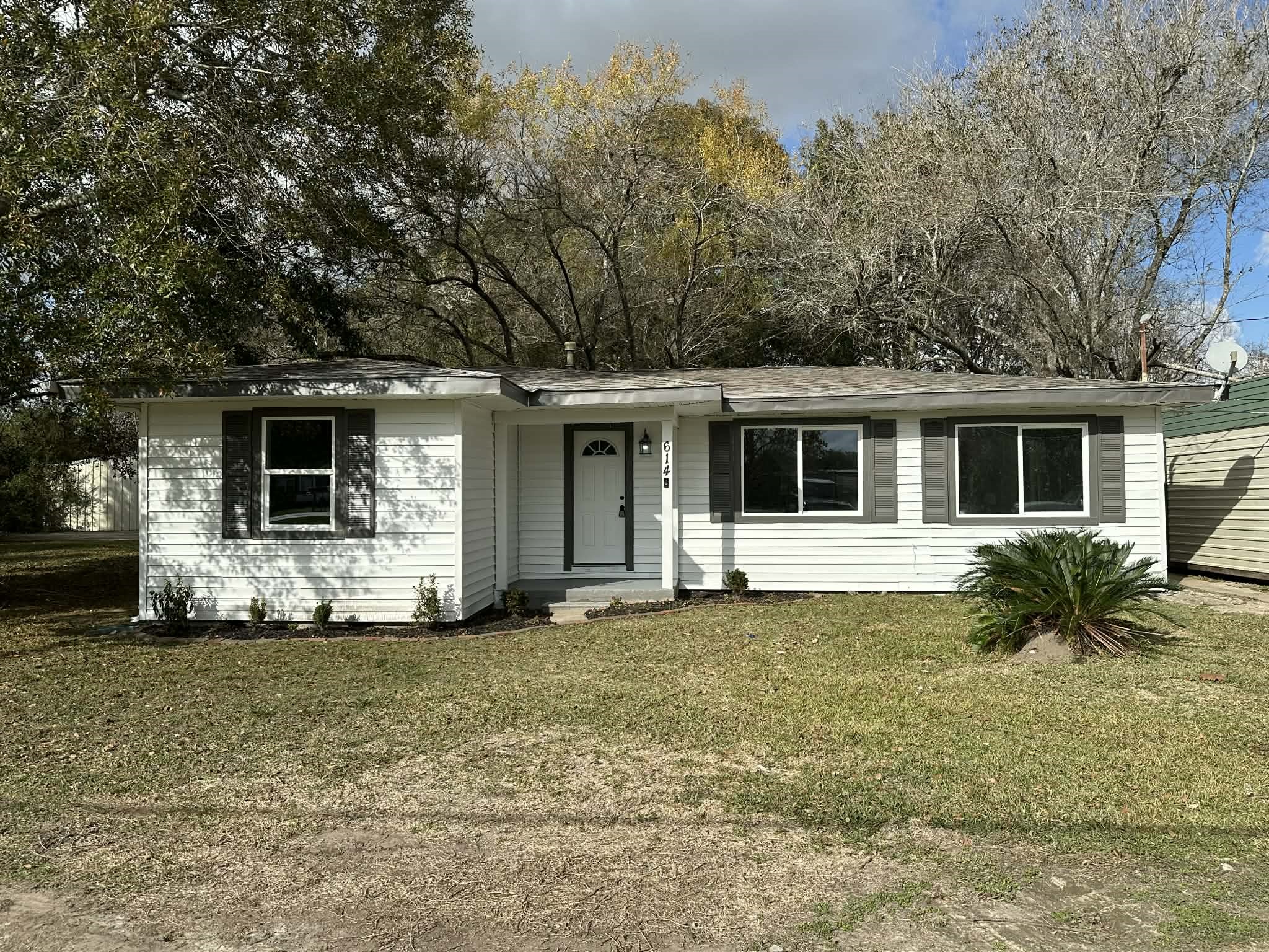 a view of a house with a yard