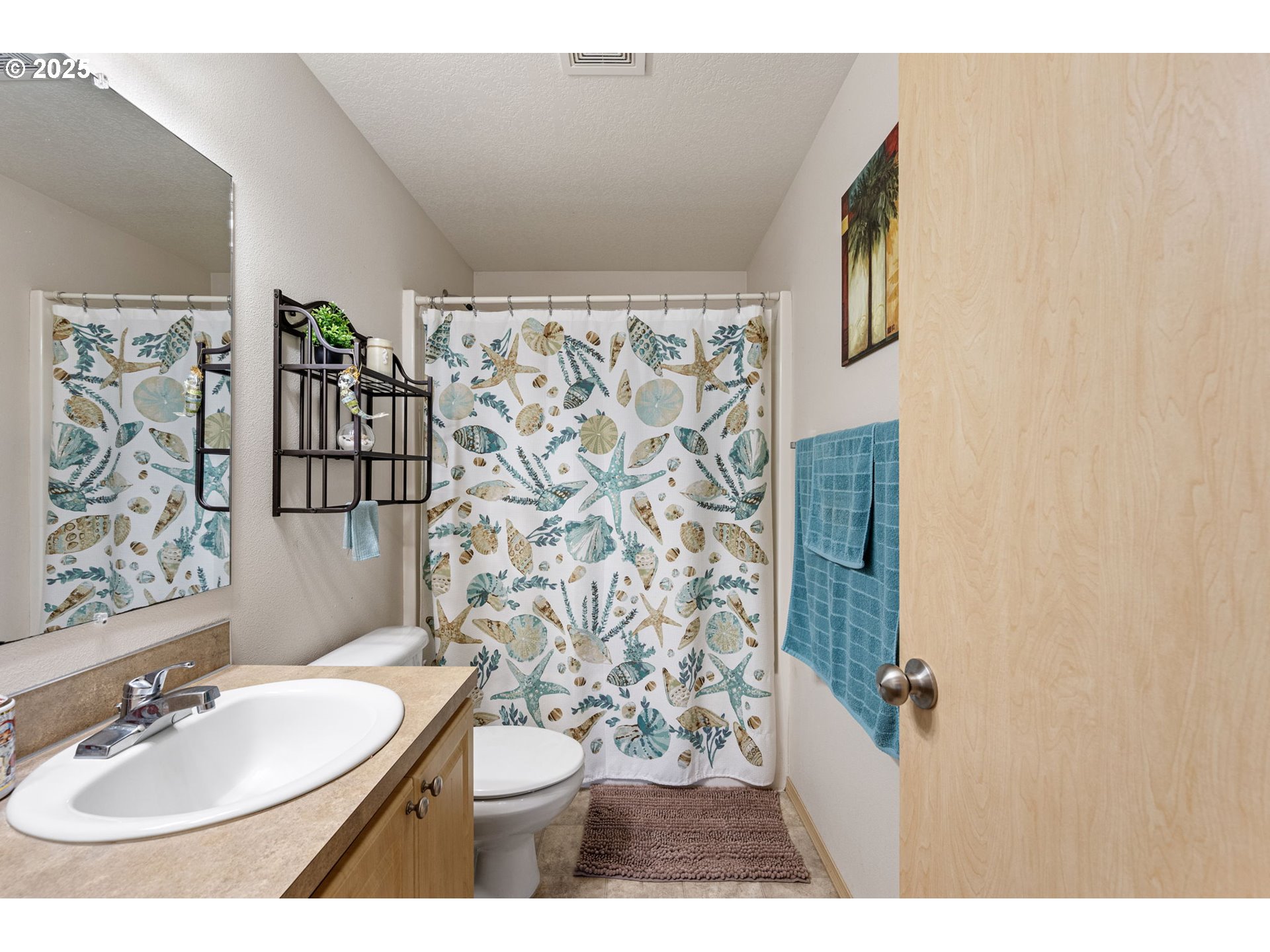 32968 Camas Swale Road Creswell, OR 97426 - Photo 20 of 44 a bathroom with a sink toilet and shower