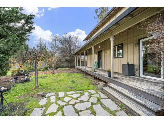 a view of a house with backyard and garden