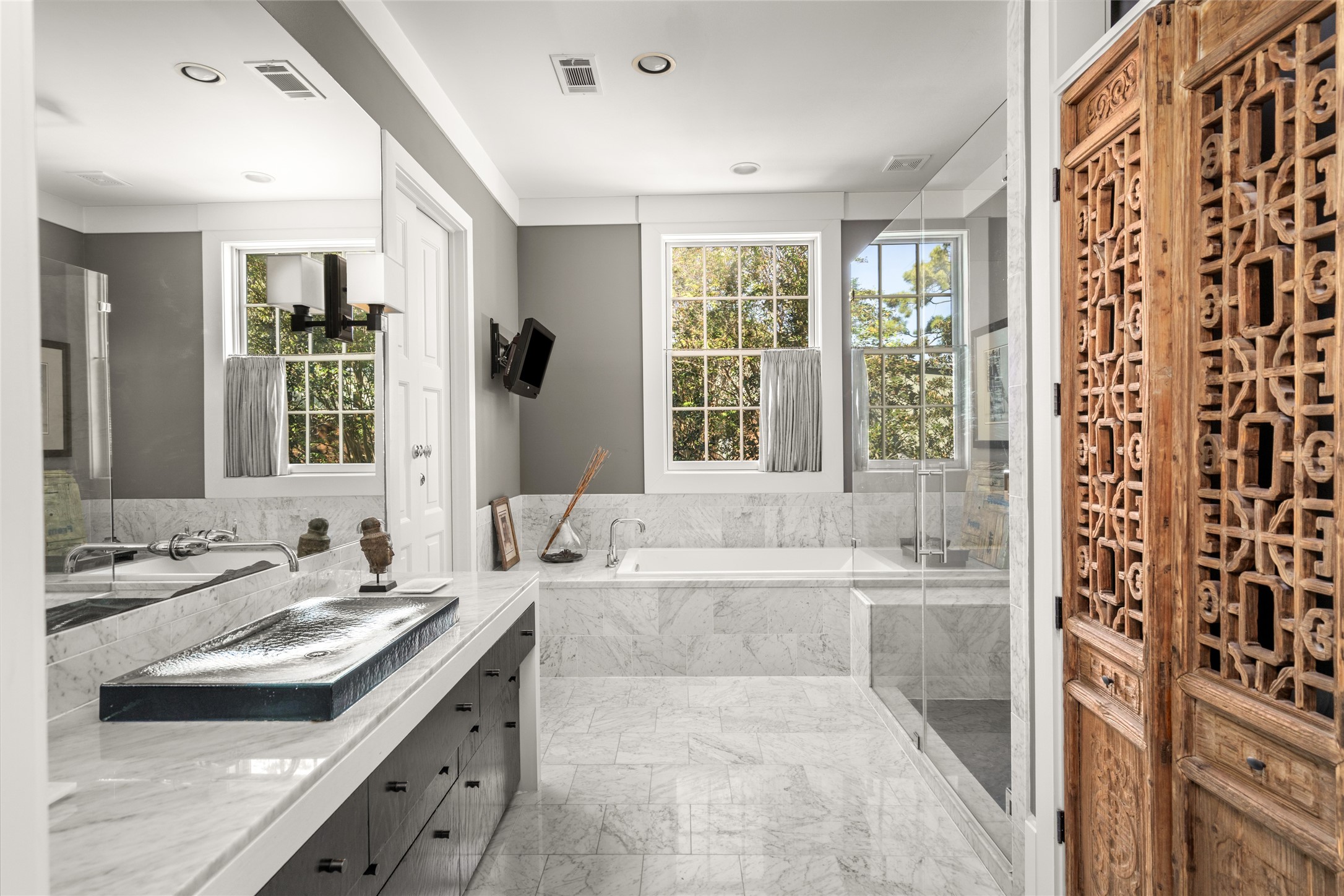 6024 Memorial Drive Houston, TX 77007 - Photo 30 of 46 a large bathroom with a tub a sink and a large mirror