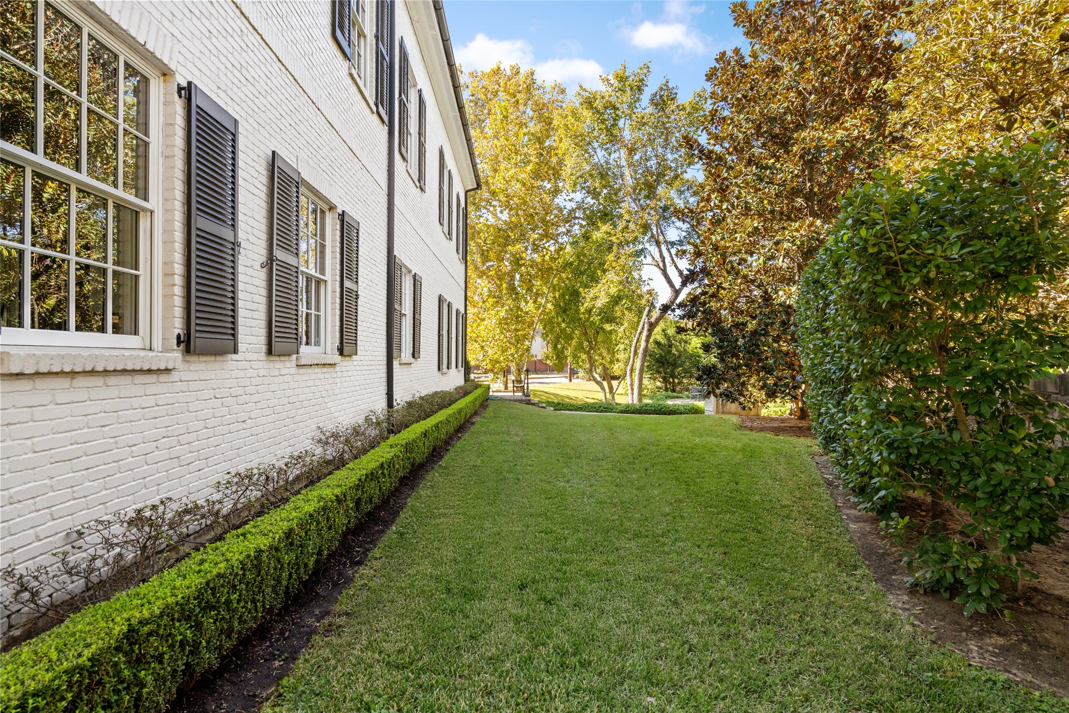 6024 Memorial Drive Houston, TX 77007 - Photo 44 of 47 a view of building with yard
