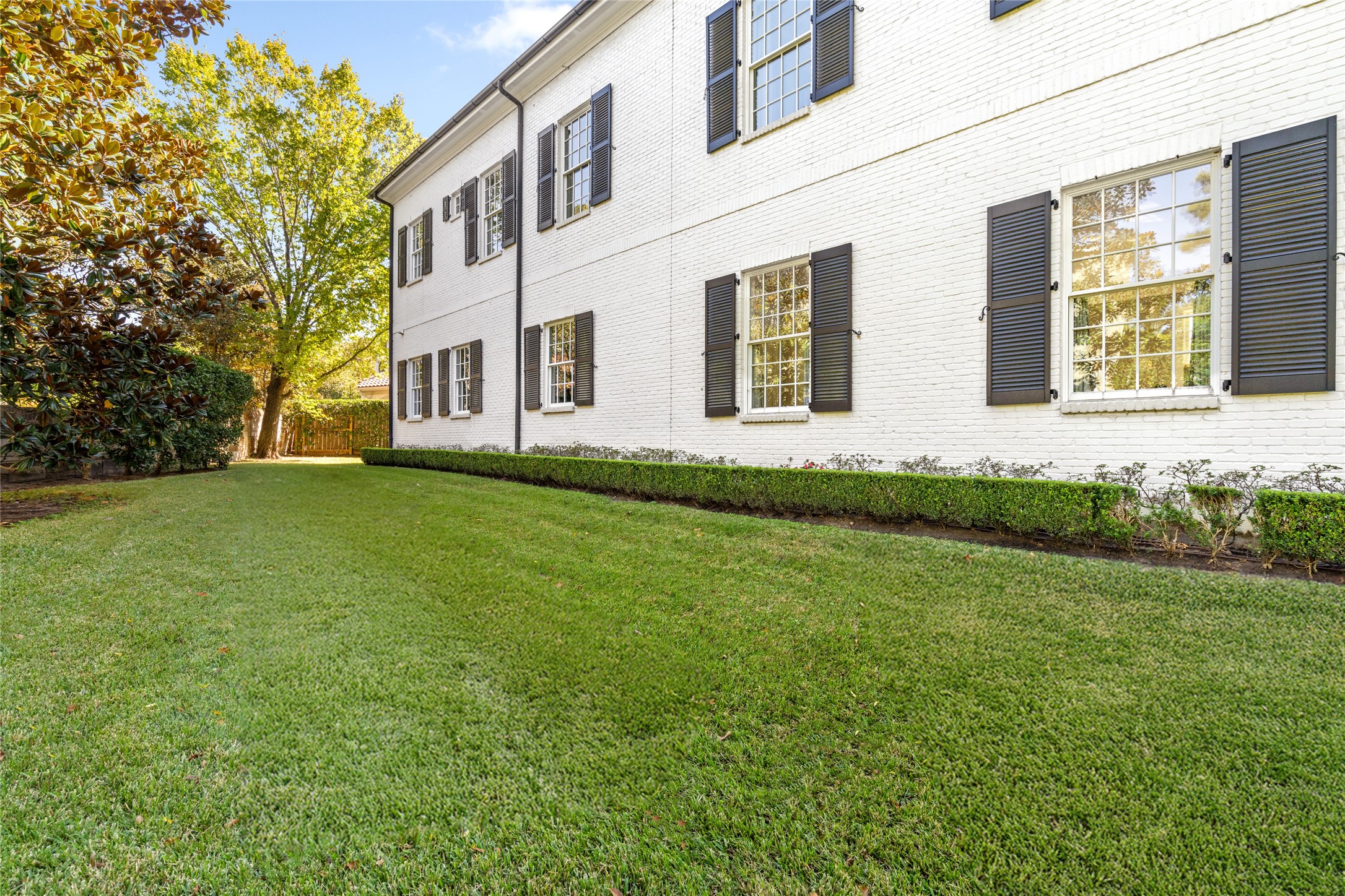 6024 Memorial Drive Houston, TX 77007 - Photo 45 of 47 a front view of a house with a yard