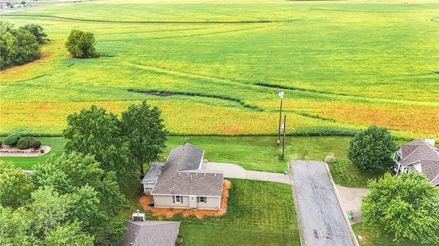 $265,000 | 212 Edgewood Drive, Wellsville, KS 66092