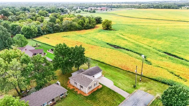 $265,000 | 212 Edgewood Drive, Wellsville, KS 66092