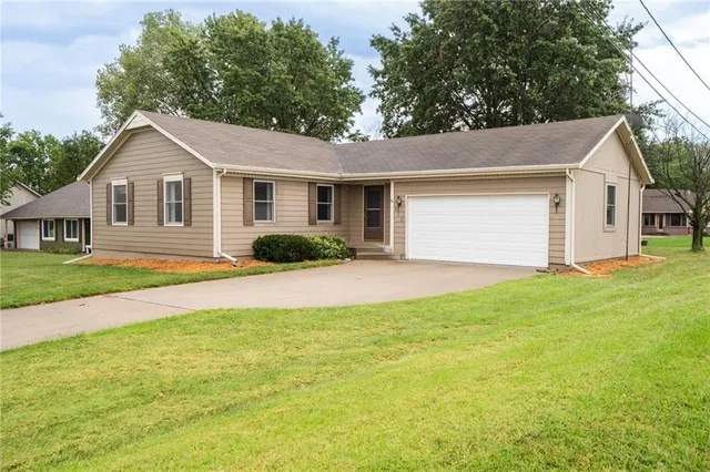 $265,000 | 212 Edgewood Drive, Wellsville, KS 66092