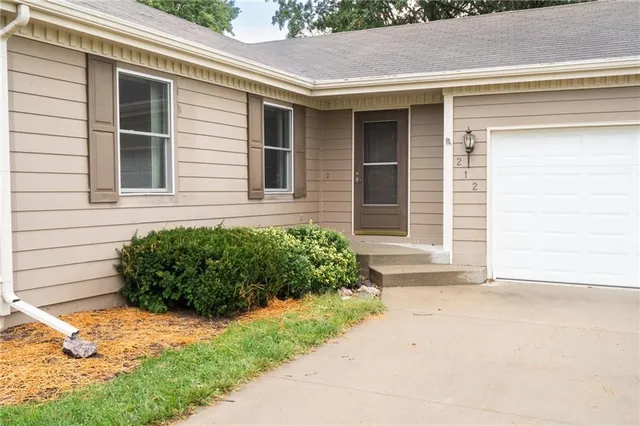 $265,000 | 212 Edgewood Drive, Wellsville, KS 66092