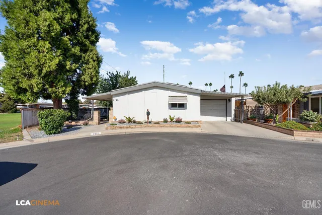 a view of a house with backyard and a garden