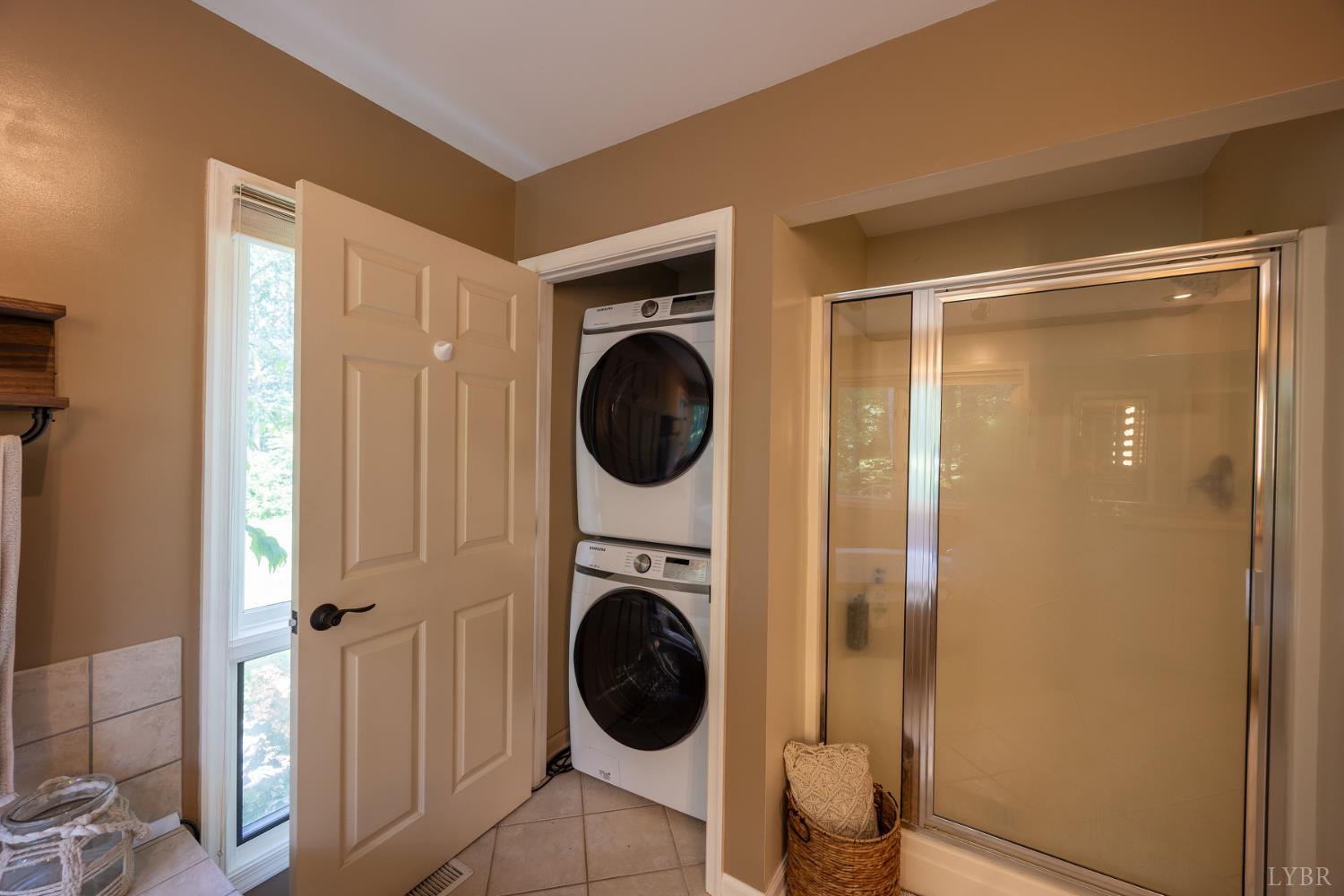 2246 Country Club Road Appomattox, VA 24522 - Photo 27 of 41 a view of a hallway with washer and dryer