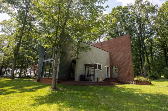 a view of a back yard of the house