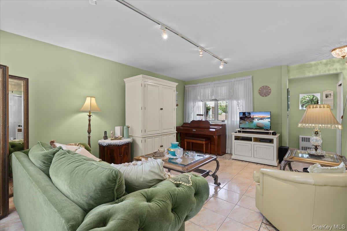 1415 Reed Place Bronx, NY 10465 - Photo 4 of 26
