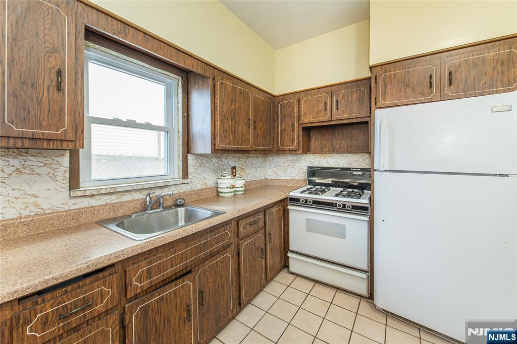 18 Van Rensselear Street Belleville, NJ 07109 - Photo 11 of 23