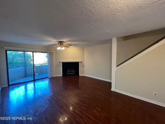 a view of empty room with window