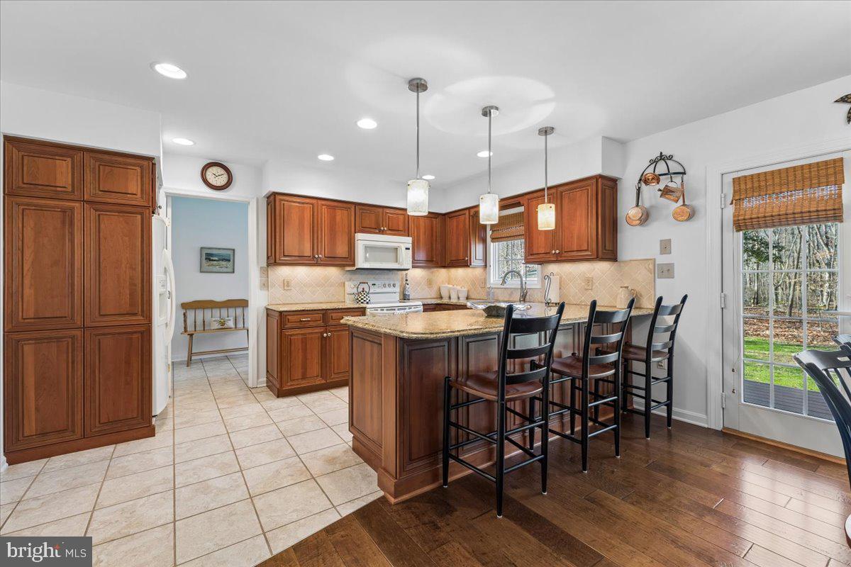108 Gloucester Road Queenstown, MD 21658 - Photo 15 of 57 Eat-in granite countertop