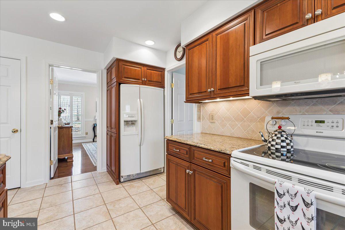 108 Gloucester Road Queenstown, MD 21658 - Photo 18 of 57 Notice the under cabinet lighting