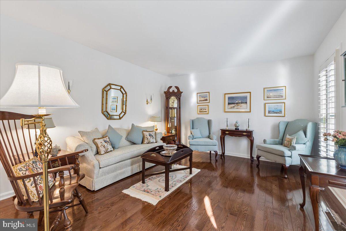 108 Gloucester Road Queenstown, MD 21658 - Photo 9 of 57 Neutral wall color goes with any decor