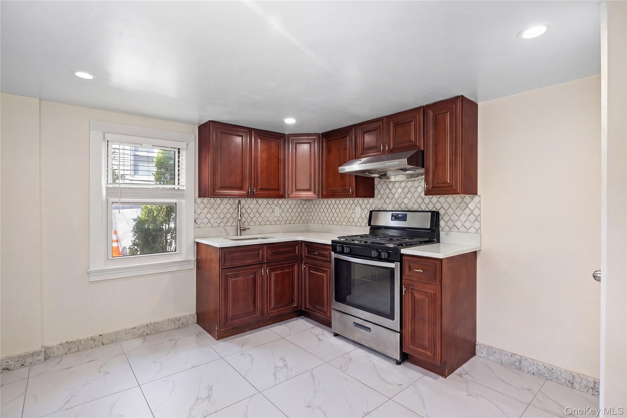 3 3rd Street Greenvale, NY 11548 - Photo 7 of 34