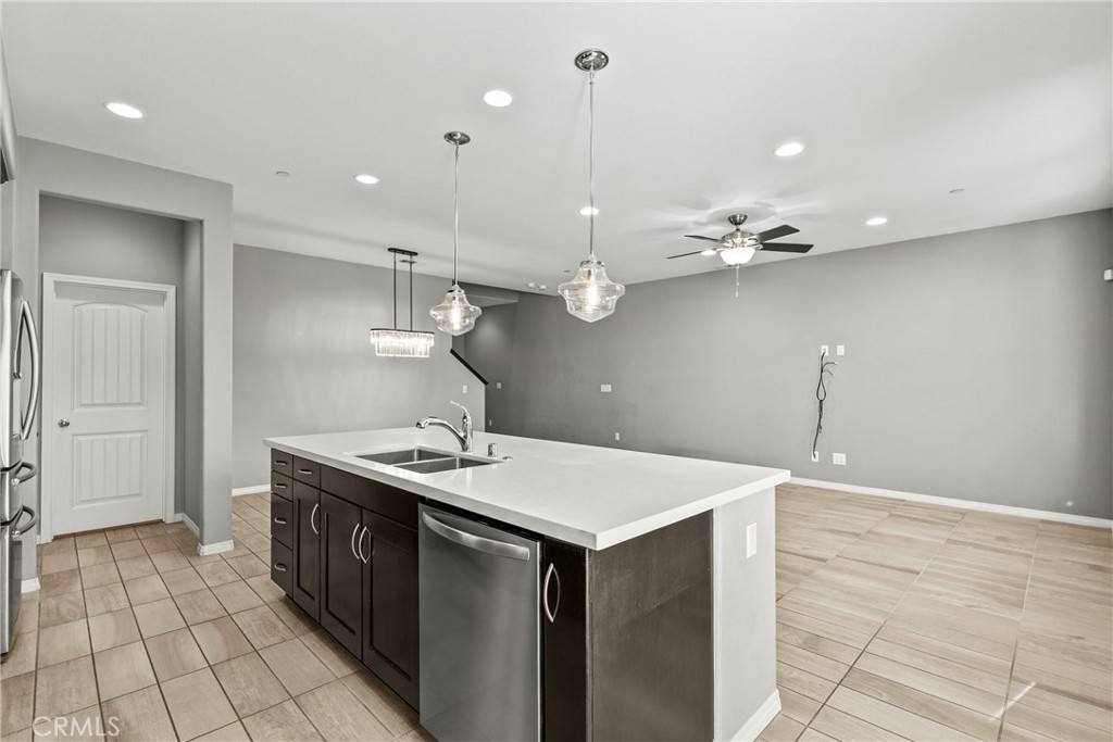 22105 Barrington Way Saugus, CA 91350 - Photo 14 of 50