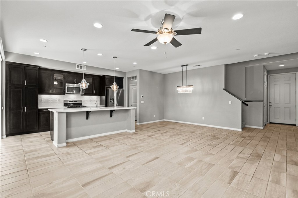 22105 Barrington Way Saugus, CA 91350 - Photo 5 of 50