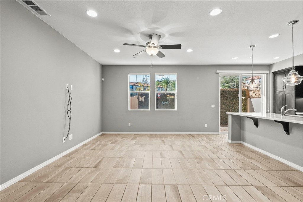 22105 Barrington Way Saugus, CA 91350 - Photo 8 of 50