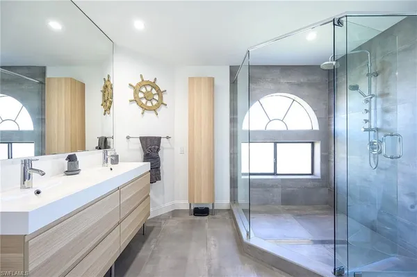 a en suite bathroom with a double vanity sink and mirror