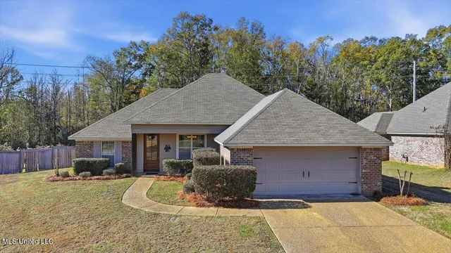 $272,900 | 988 Clubhouse Drive, Pearl, MS 39208