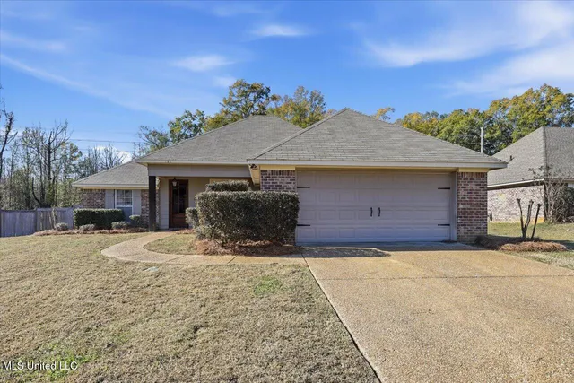 $272,900 | 988 Clubhouse Drive, Pearl, MS 39208