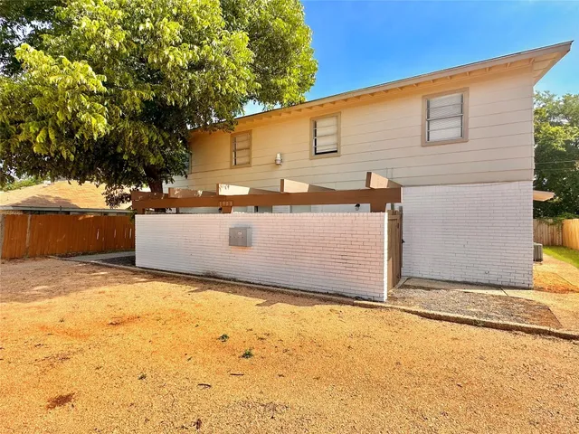 a view of a backyard