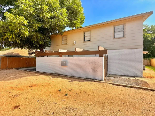 a view of a backyard