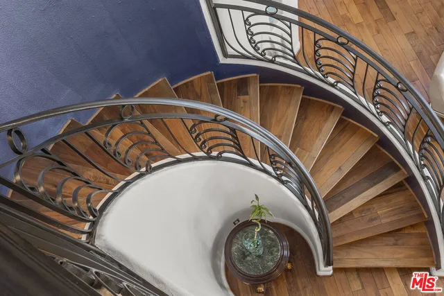 a en suite bathroom with a sink and a large mirror