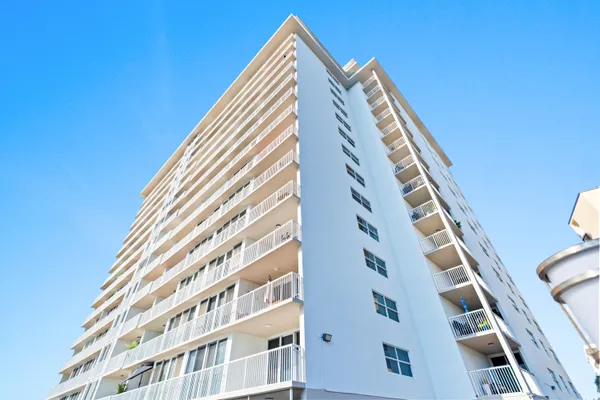 $4,000 | 121 Golden Isles Drive, Unit PH1, Hallandale Beach, FL 33009