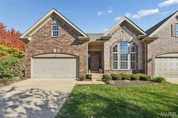 $800,000 | 128 Kendall Bluff Court, Chesterfield, MO 63017