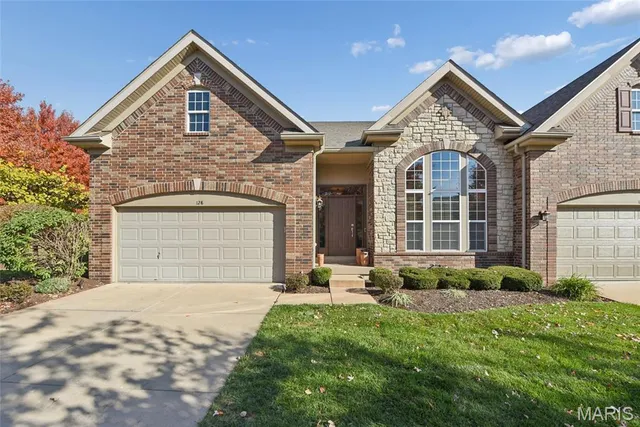 $800,000 | 128 Kendall Bluff Court, Chesterfield, MO 63017
