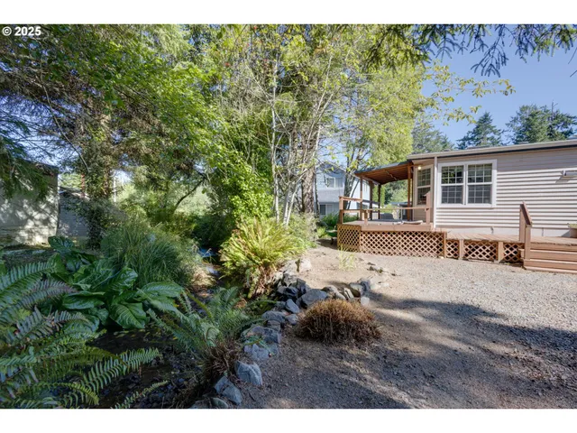 a view of a yard with a house
