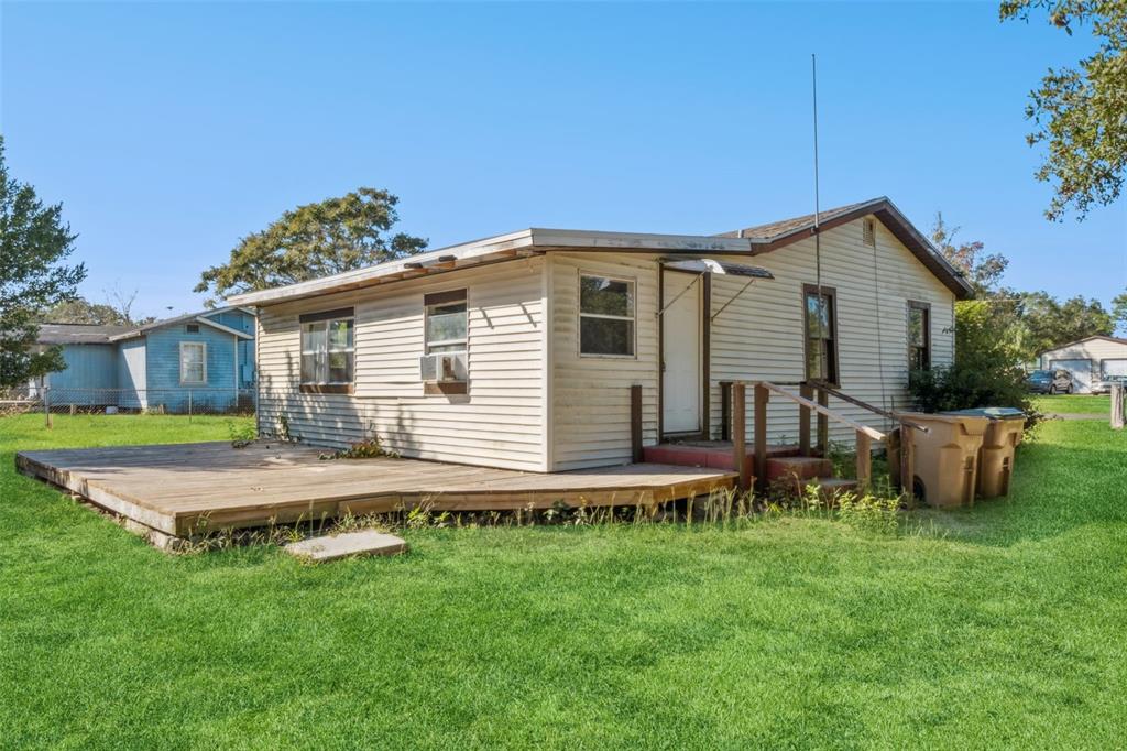 40542 West 3rd Avenue Umatilla, FL 32784 - Photo 2 of 13 a front view of a house with garden
