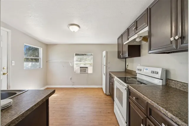 $1,295 | 40542 West 3rd Avenue, Umatilla, FL 32784