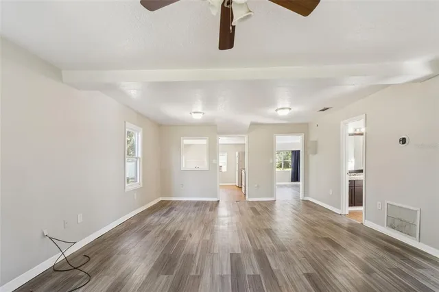 $1,295 | 40542 West 3rd Avenue, Umatilla, FL 32784