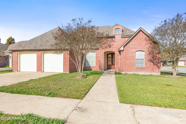 $395,000 | 100 Hollow Green Drive, Lafayette, LA 70508