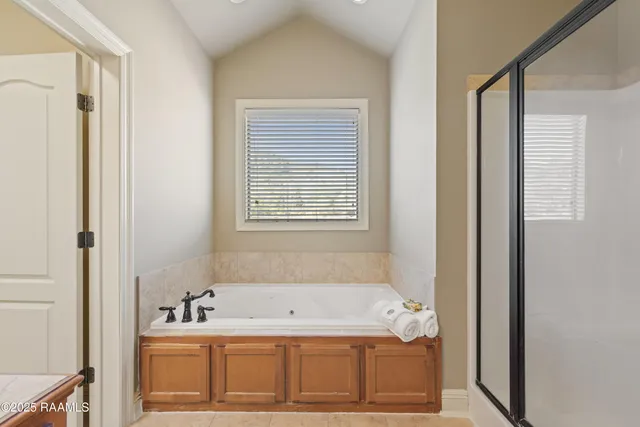 $395,000 | 100 Hollow Green Drive, Lafayette, LA 70508