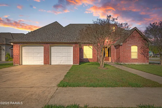 $395,000 | 100 Hollow Green Drive, Lafayette, LA 70508