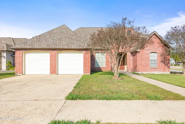 $395,000 | 100 Hollow Green Drive, Lafayette, LA 70508