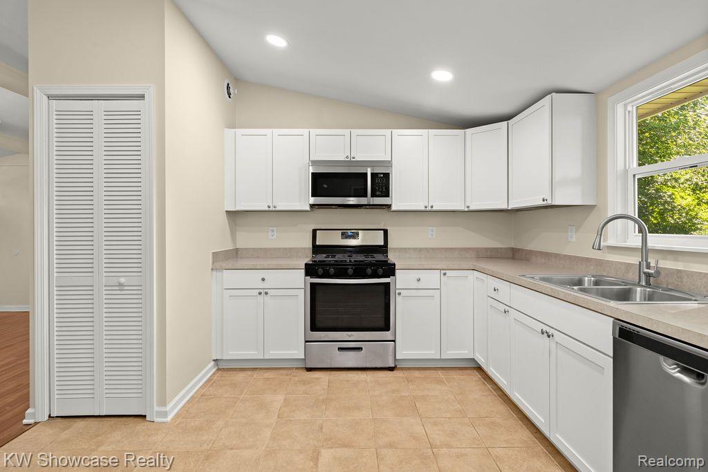 1804 Payson Road Walled Lake, MI 48390 - Photo 15 of 21 Updated kitchen