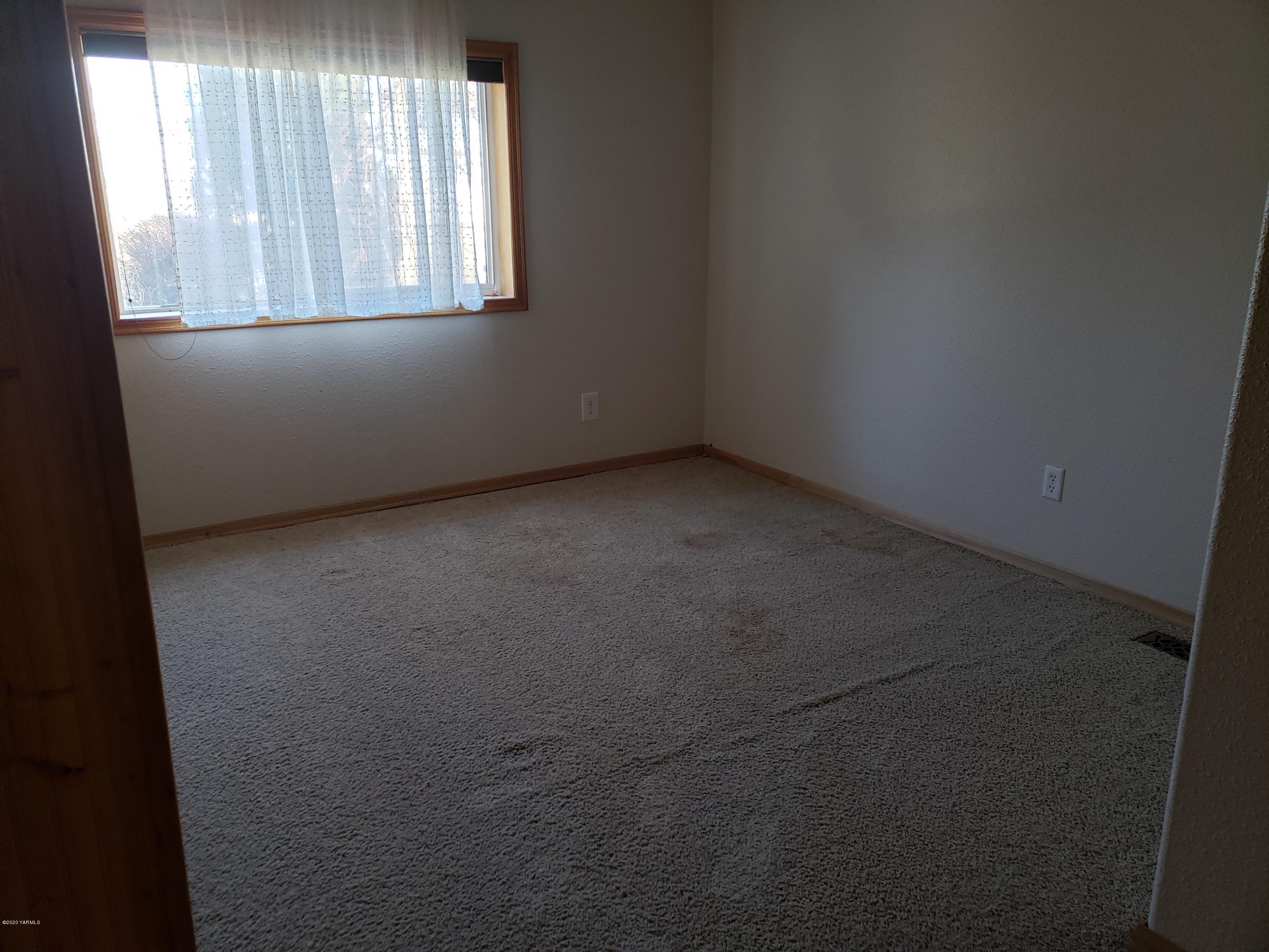 1328 Thacker Road Granger, WA 98932 - Photo 22 of 27