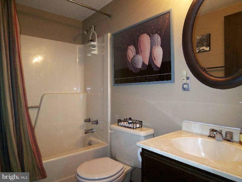 272 Mild Winter Road Hedgesville, WV 25427 - Photo 21 of 30 Bath