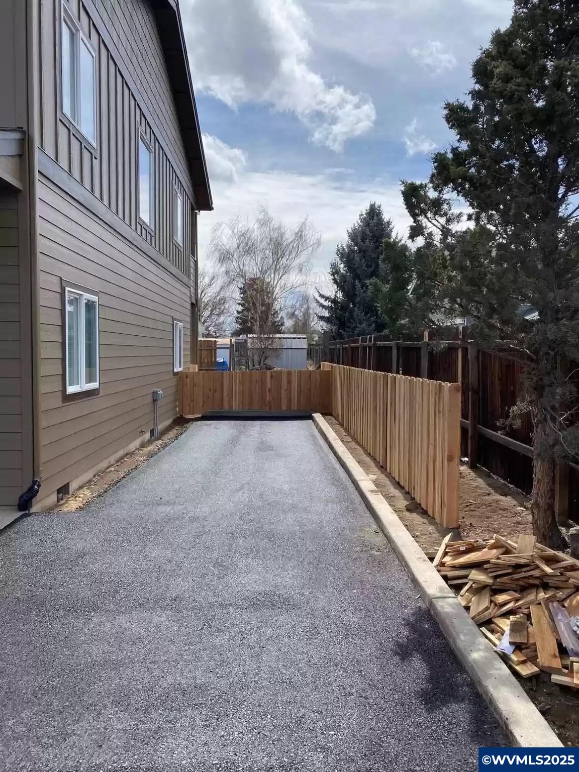 2141 Southwest 19th Street Redmond, OR 97756 - Photo 5 of 21