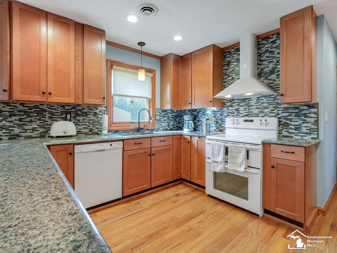 8355 Adler Road Lambertville, MI 48144 - Photo 16 of 90 50132795-e4324a03-3b6b-4736-825d-bf9ea8b9be2e.JPG