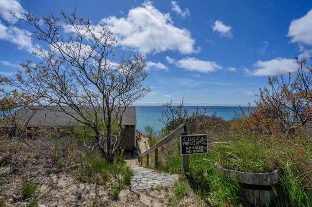 a view of a yard with a house