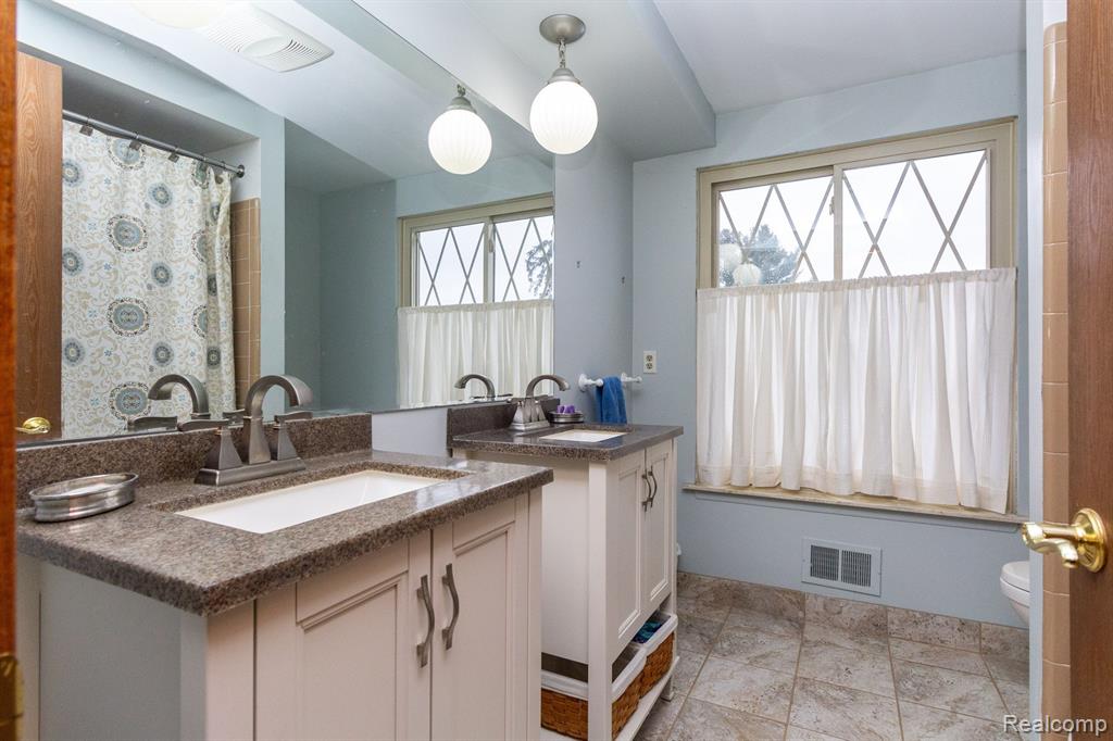 573 Lockmoore Court Rochester Hills, MI 48307 - Photo 25 of 59