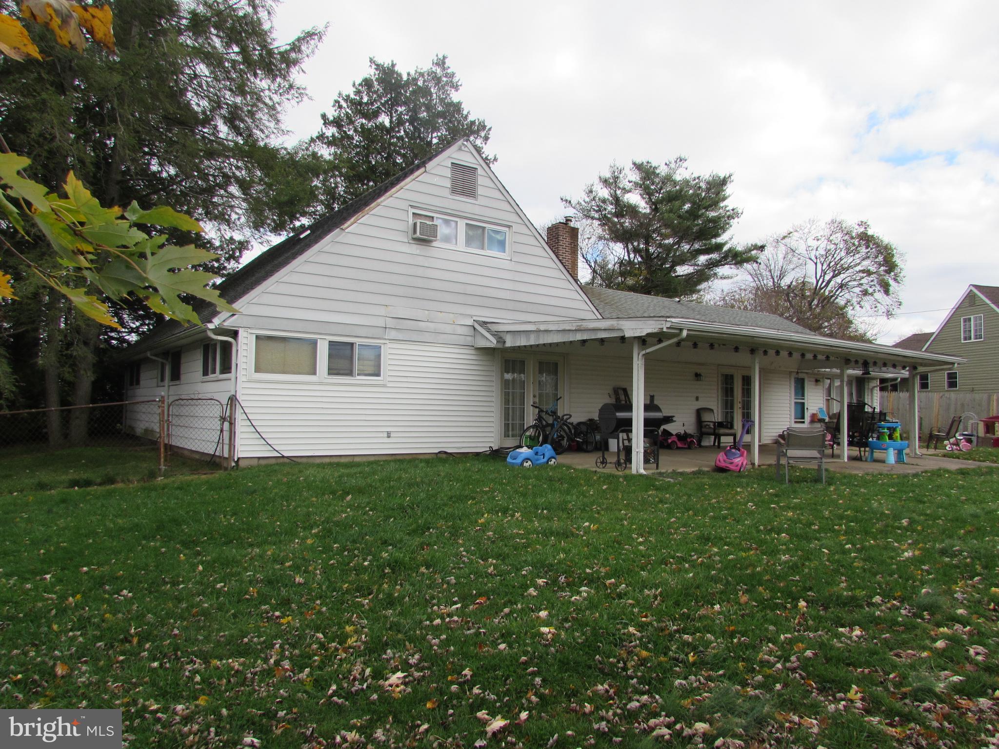 31 Falcon Road Levittown, PA 19056 - Photo 3 of 19